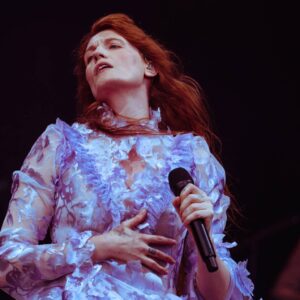 Florence + The Machine appelle la foule à « ranger vos téléphones » et à « vivre l'expérience » à Reading 2026