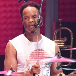 Le batteur de Earth, Wind & Fire, John Paris, dans le coma provoqué après une urgence médicale avant le concert à San Francisco