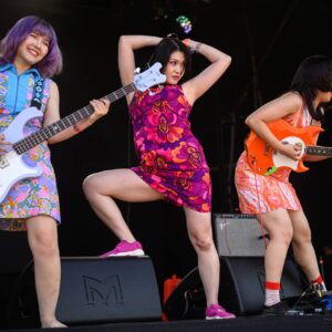 Otoboke Beaver s'excuse d'avoir jeté sa guitare et hospitalisé un fan