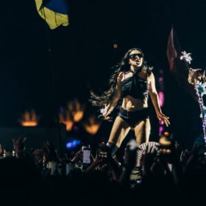 Regardez Charli XCX revenir sur ses performances passées à Reading et Leeds : « Ça me fait grincer des dents »