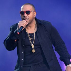 Regardez Timbaland interpréter uniquement les fois où il dit « EH » dans « Say It Right » de Nelly Furtado