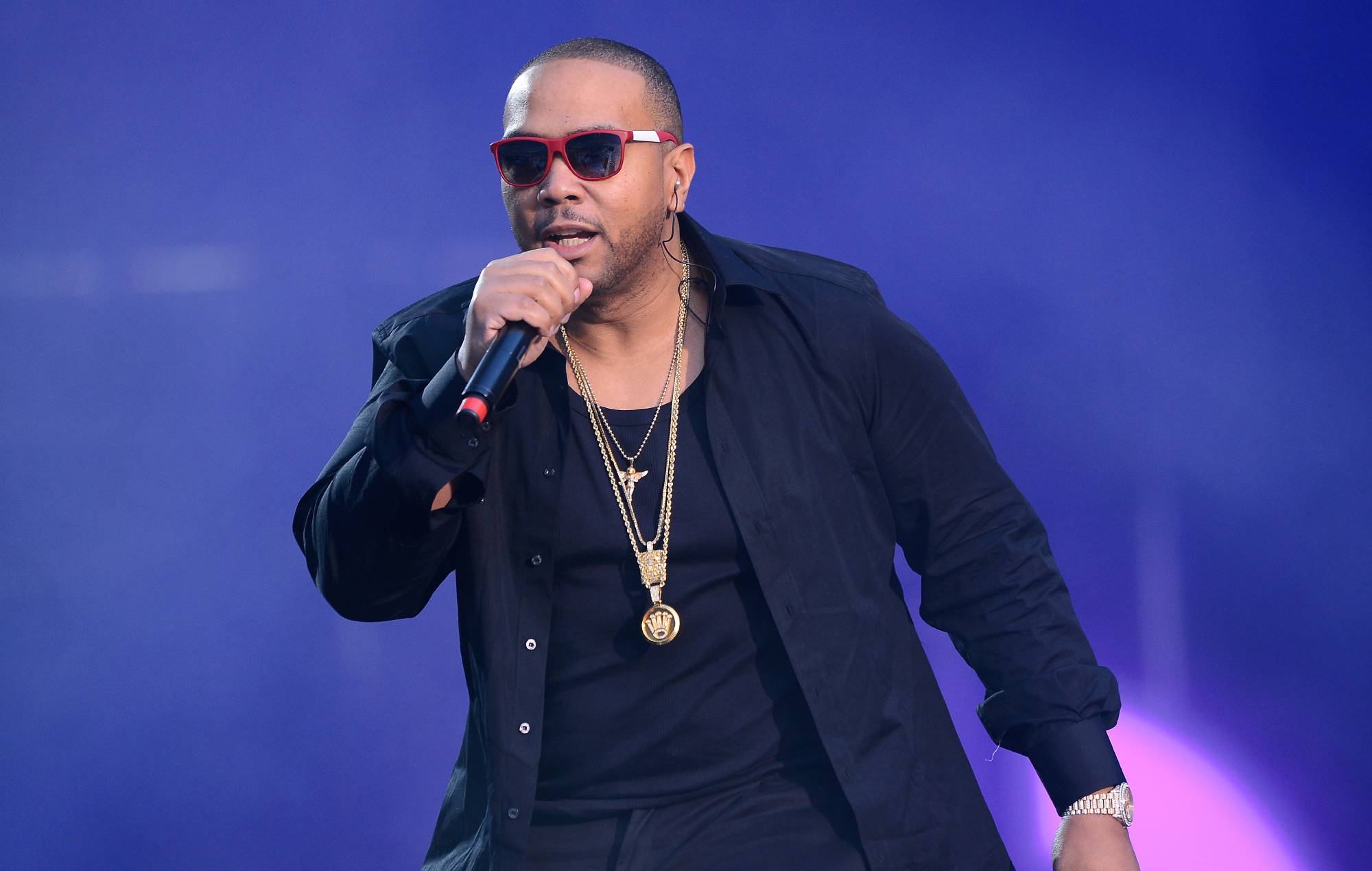 Regardez Timbaland interpréter uniquement les fois où il dit « EH » dans « Say It Right » de Nelly Furtado