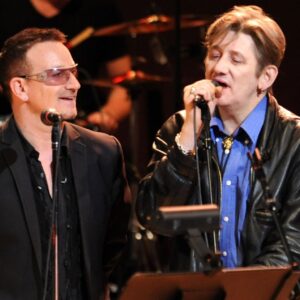 U2 partage la reprise de « Yeah, Yeah, Yeah, Yeah, Yeah » des Pogues pour l'album hommage à Shane MacGowan