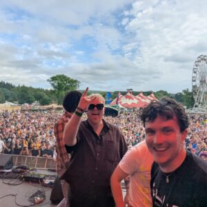 NME 100 At The Festivals : certains de nos groupes émergents préférés nous emmènent dans les coulisses de leur saison de festivals 2026