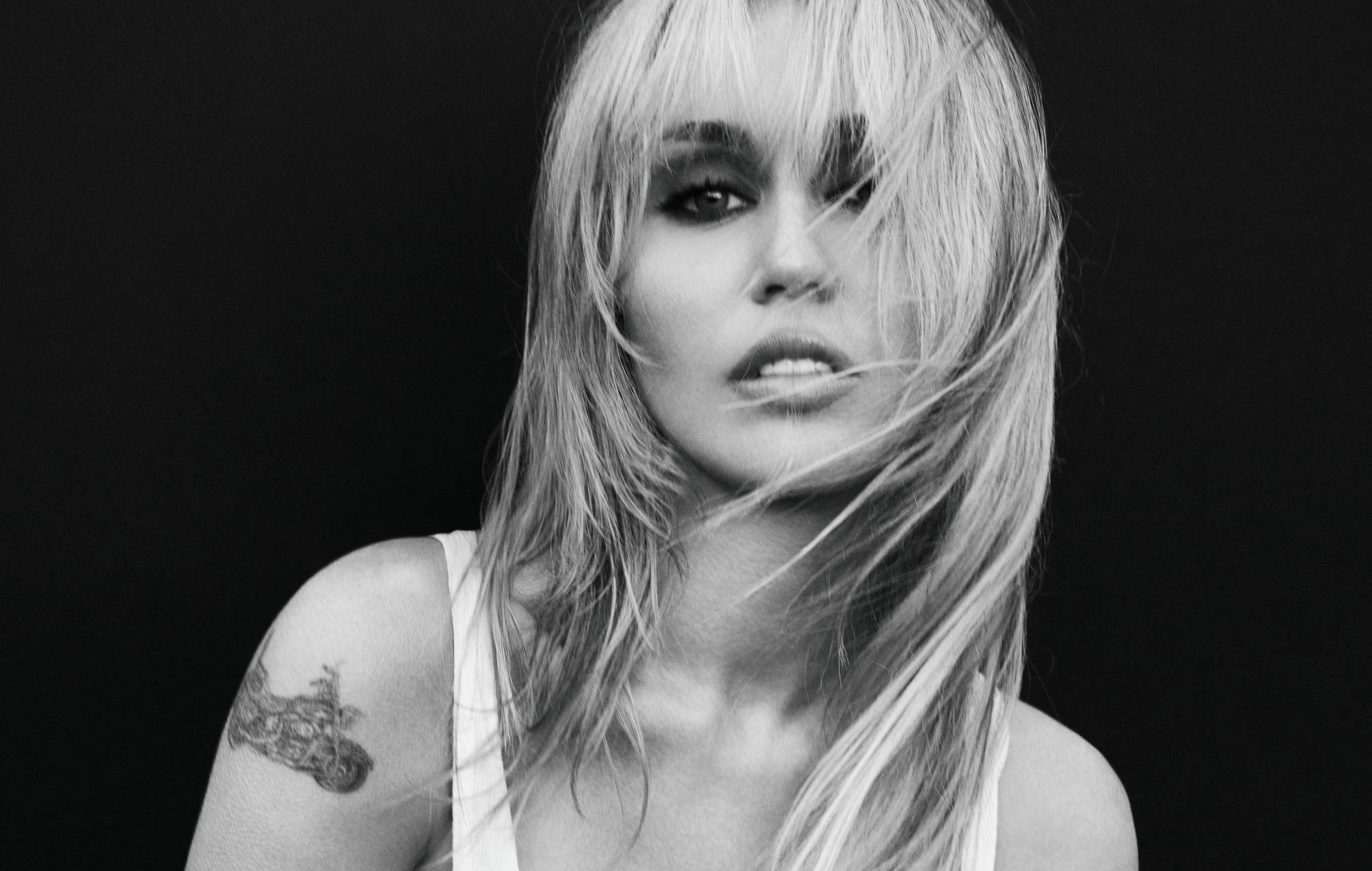 Miley – Critique de 'Bass Persuades' : la star caméléon ne s'explique plus