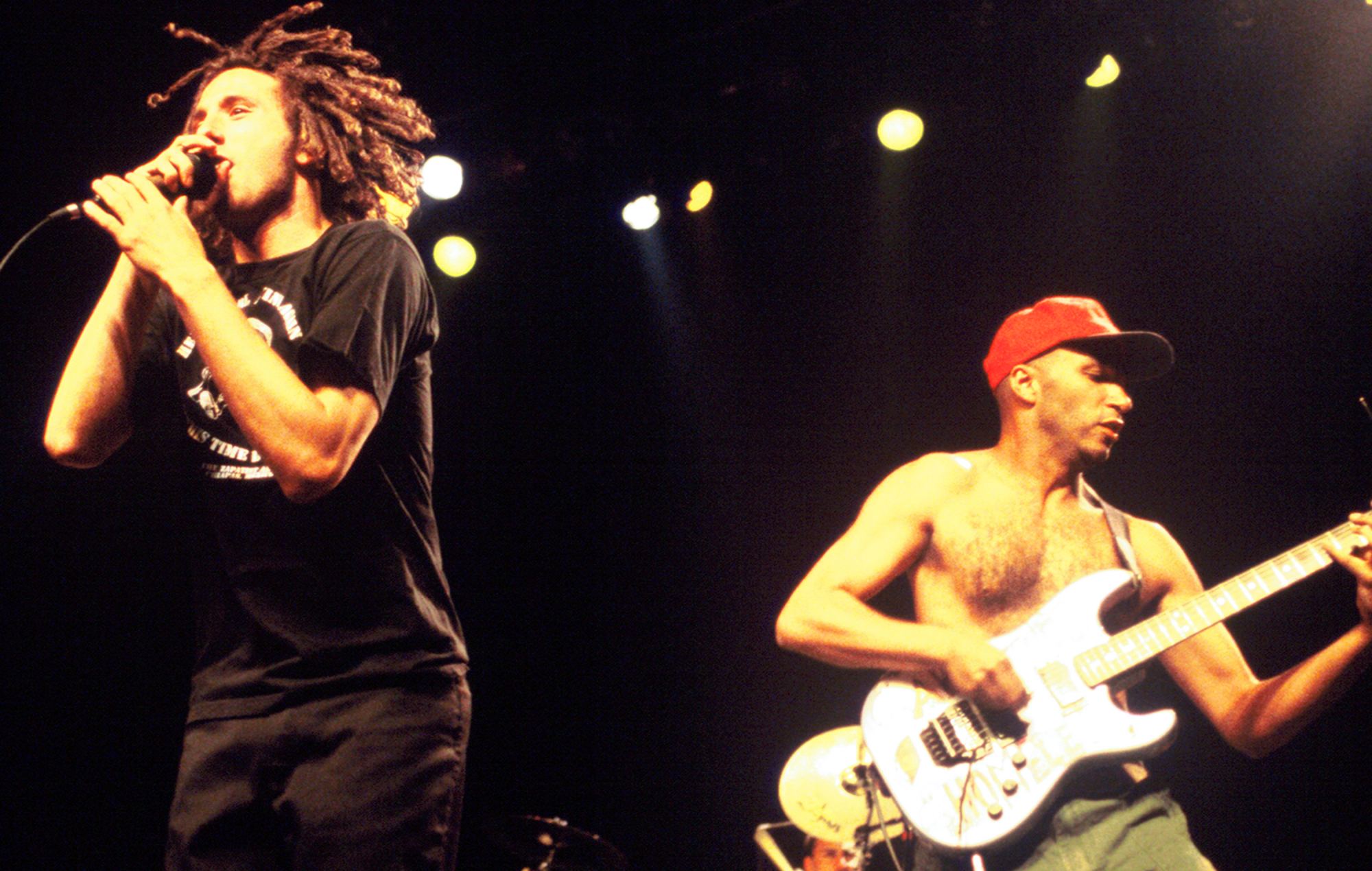 Zack De La Rocha et Tom Morello de Rage Against The Machine. 1996 (Photo de Tim Mosenfelder/Getty Images)