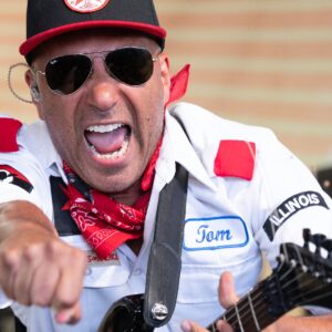 Tom Morello parle de sa collaboration avec Kneecap et de son nouvel album solo : « C'est un disque pour tous ceux qui en ont assez »