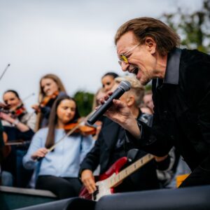 U2 célèbre son 50e anniversaire avec des concerts à Dublin et dans son ancien lycée, et rend hommage au « roi des musiciens ambulants » Glen Hansard