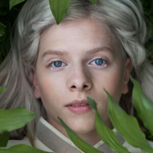 AURORA célèbre les 10 ans de son premier album « All My Demons Greeting Me As A Friend » avec la sortie du titre principal et de « Moth Tapes »