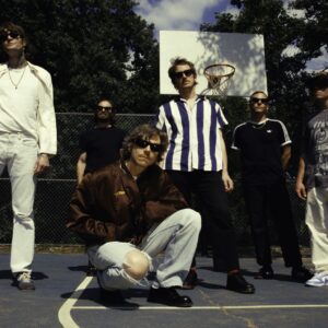 Cage The Elephant affronte « un nouveau départ ou une sorte de renaissance » sur son nouveau single psychédélique « Dying In Reverse »