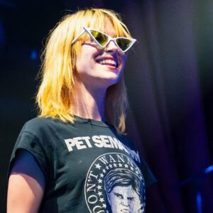 Hayley Williams fait preuve de solidarité en mettant les artistes de soutien qui ont quitté la tournée d'Ed Sheeran sur la playlist d'avant-spectacle