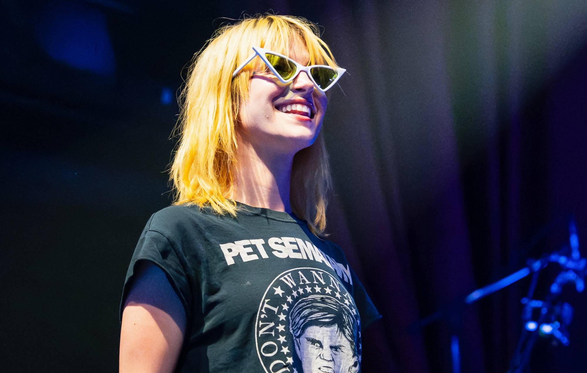 Hayley Williams fait preuve de solidarité en mettant les artistes de soutien qui ont quitté la tournée d'Ed Sheeran sur la playlist d'avant-spectacle