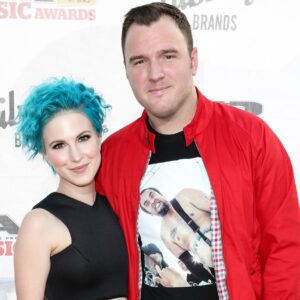 Hayley Williams rend hommage à son défunt ex-mari, le guitariste de New Found Glory, Chad Gilbert : « Son influence et son attitude ont fait avancer le genre »