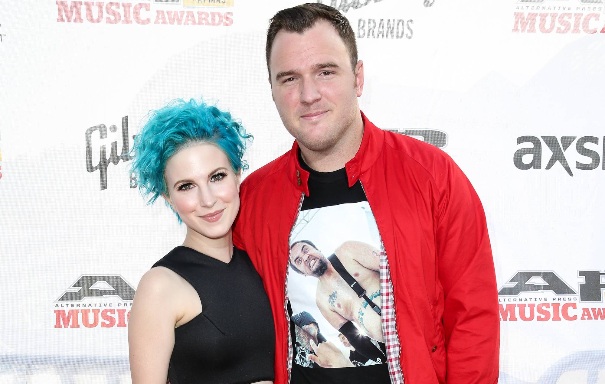 Hayley Williams rend hommage à son défunt ex-mari, le guitariste de New Found Glory, Chad Gilbert : « Son influence et son attitude ont fait avancer le genre »