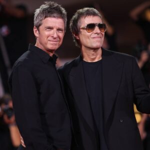 Noel Gallagher partage un mot qu'il « n'aurait jamais pensé » pour décrire Liam après les retrouvailles d'Oasis et le nouveau documentaire