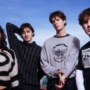 Overpass fait équipe avec Nieve Ella pour une « nouvelle perspective » sur le favori des fans « Fall In Love »