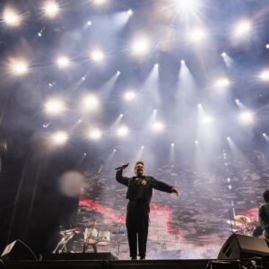 Papa Roach annule le créneau Louder Than Life suite à une « urgence » de santé du bassiste