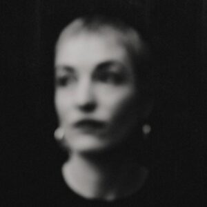 Radie Peat de Lankum annonce son premier album solo « No Human Tongue Can Tell » avec un nouveau single « The Moon and Stars »