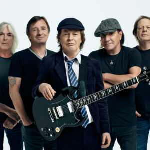 Regardez Angus Young d'AC/DC signer le bébé d'un fan