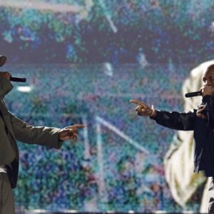 Regardez Jay-Z présenter Giggs et Lauryn Hill alors qu'il donne le coup d'envoi des spectacles du 30e anniversaire de Londres au Tottenham Hotspurs Stadium.