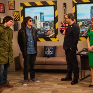Regardez « SNL UK » transformer Oasis en espions russes dans le sketch d'Andy Burnham
