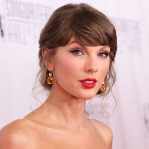 Regardez Taylor Swift faire une apparition surprise aux Emmys 2026