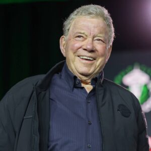 Regardez William Shatner, 95 ans, faire ses débuts en live dans le heavy metal avec des reprises d'Ozzy Osbourne, Metallica et Motörhead