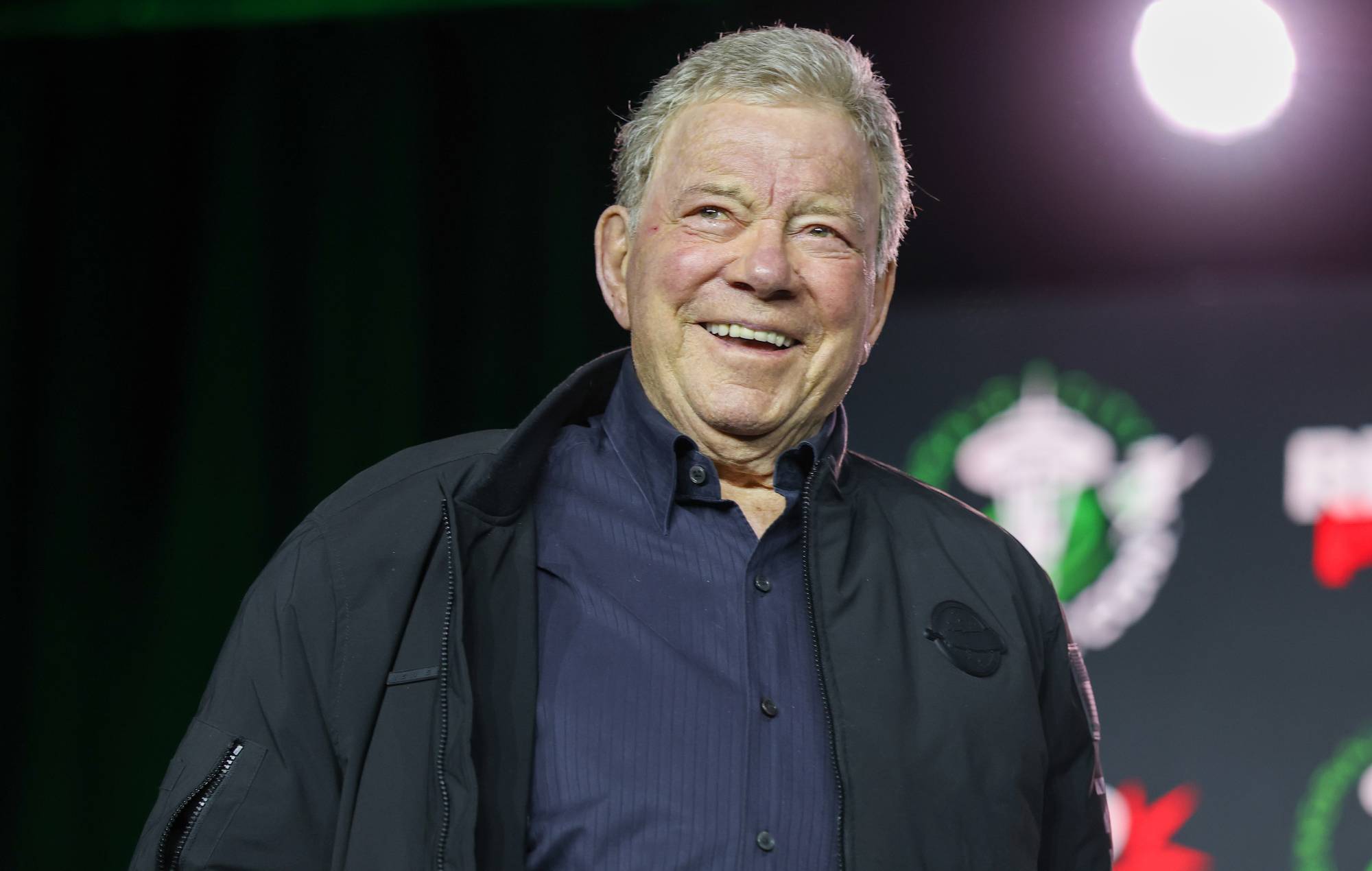 Regardez William Shatner, 95 ans, faire ses débuts en live dans le heavy metal avec des reprises d'Ozzy Osbourne, Metallica et Motörhead