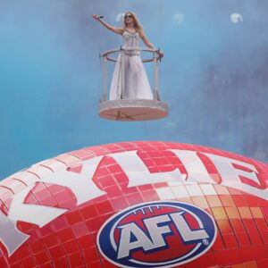 Regardez la performance épique de Kylie Minogue lors de la grande finale de l'AFL