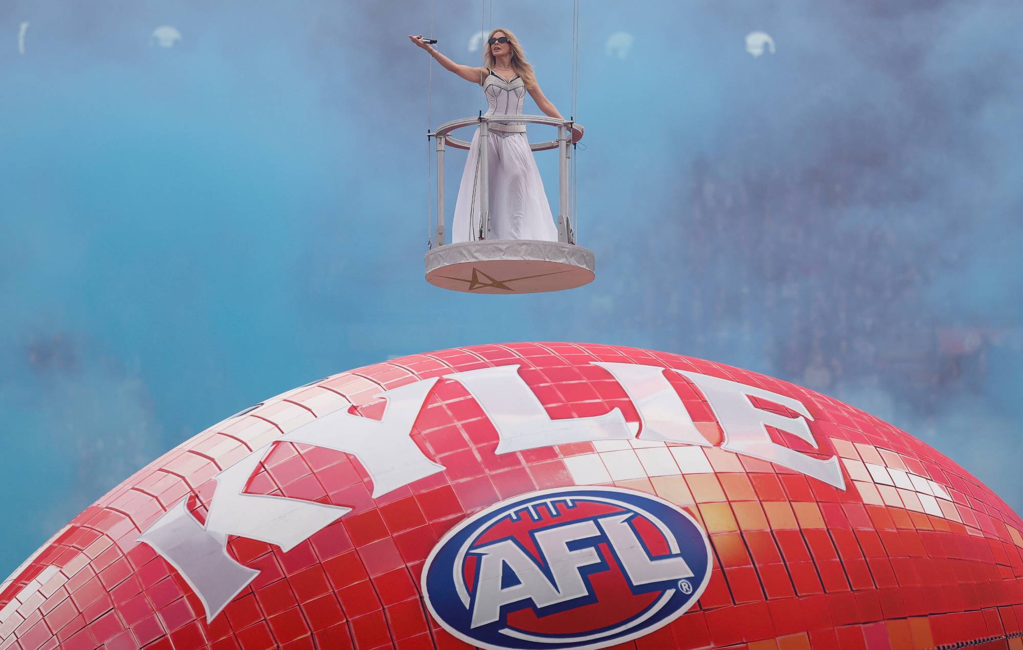 Regardez la performance épique de Kylie Minogue lors de la grande finale de l'AFL