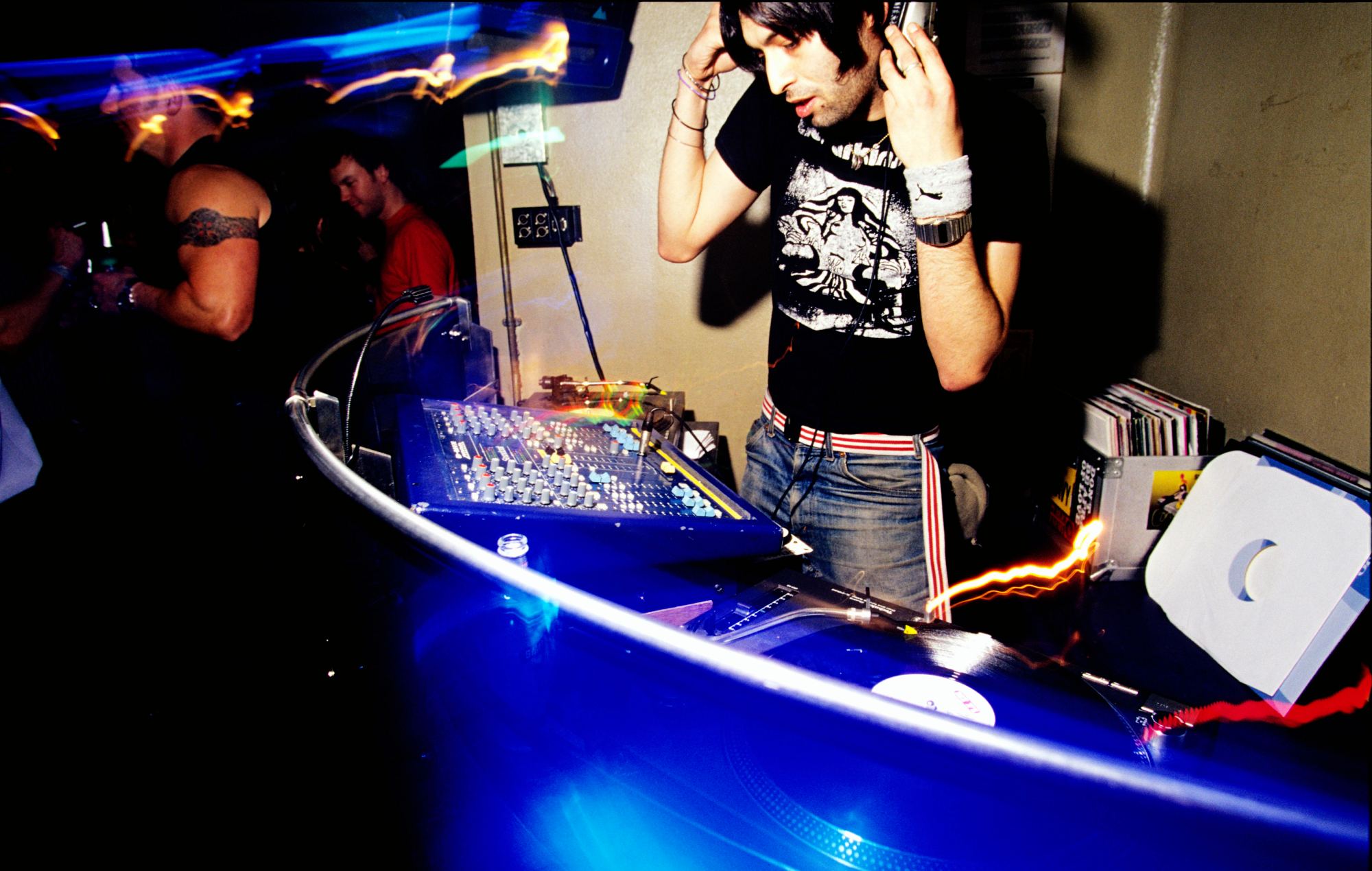Erol Alkan DJ à la discothèque The End à Londres (Photo de Naki/Redferns)
