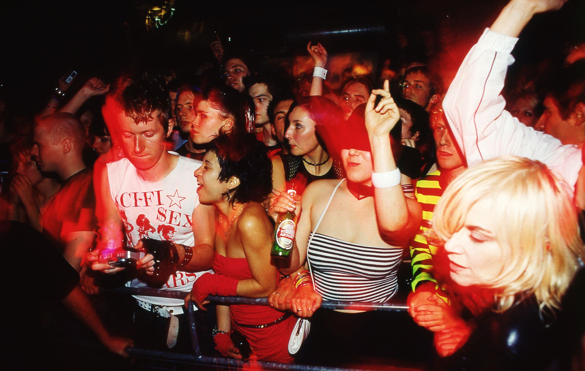 La foule pour Peaches à Trash at The End le 8 décembre 2001 à Londres. (Photo de Jim Dyson/Getty Images)