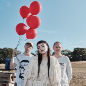 Chvrches annonce son premier album en près de six ans, « All The King's Men », ainsi qu'une tournée en 2027 au Royaume-Uni, en Irlande et en Amérique du Nord