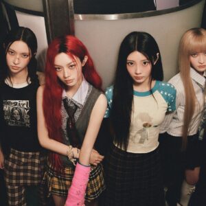 Le groupe de filles K-pop ILLIT porte le cœur sur ses manches
