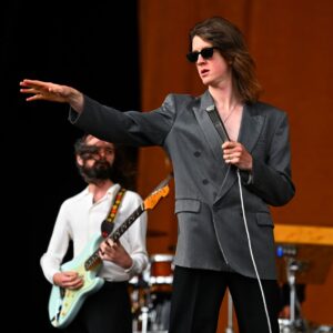 Blossoms sur le fait d'être pris en sandwich entre les Beatles et Johnny Marr dans une bataille de charts : « Nous sommes en bonne compagnie, n'est-ce pas ? »