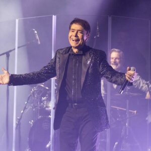 Cliff Richard dit qu'il « apprend le reggae » pour la nouvelle version de « The Lord Is My Shepherd » pour le single de Noël