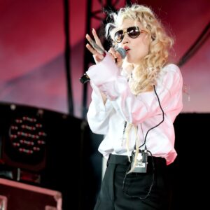 Grimes annonce un nouvel album « Psyopera » (ne contenant aucune chanson d'Elon Musk) avec le single sombre et ravey « Accelerando »