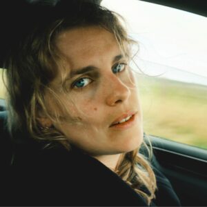 Marika Hackman annonce son nouvel album 'False Dogs' et s'attaque à « la douleur sourde de la nostalgie » sur le single doux-amer '33'