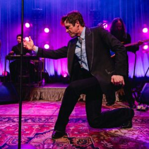 Regardez Brandon Flowers reprendre le classique de The Coral « Dreaming Of You » et débuter la nouvelle chanson « A Good Man Is Hard To Find » à Bristol