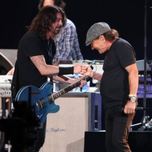 Regardez Dave Grohl rejoindre AC/DC pour « Highway To Hell » lors de la dernière tournée « Power Up »