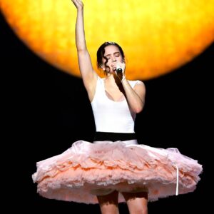 Regardez Rosalía interpréter « Reliquia » en pointe et « Magnolias » sous la pluie sur « SNL »