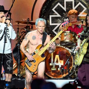 Regardez les Red Hot Chili Peppers jouer des chansons classiques de l'ère Hillel slovaque pour la première fois depuis des décennies lors d'un spectacle caritatif à Hollywood