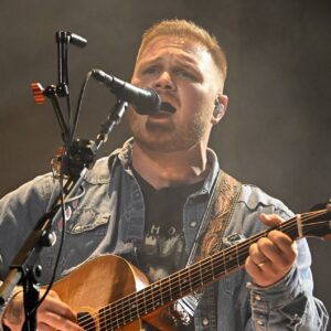 Zach Bryan porte le maillot « Free Palestine » au Gillette Stadium après la dispute entre Robert Kraft et Macklemore