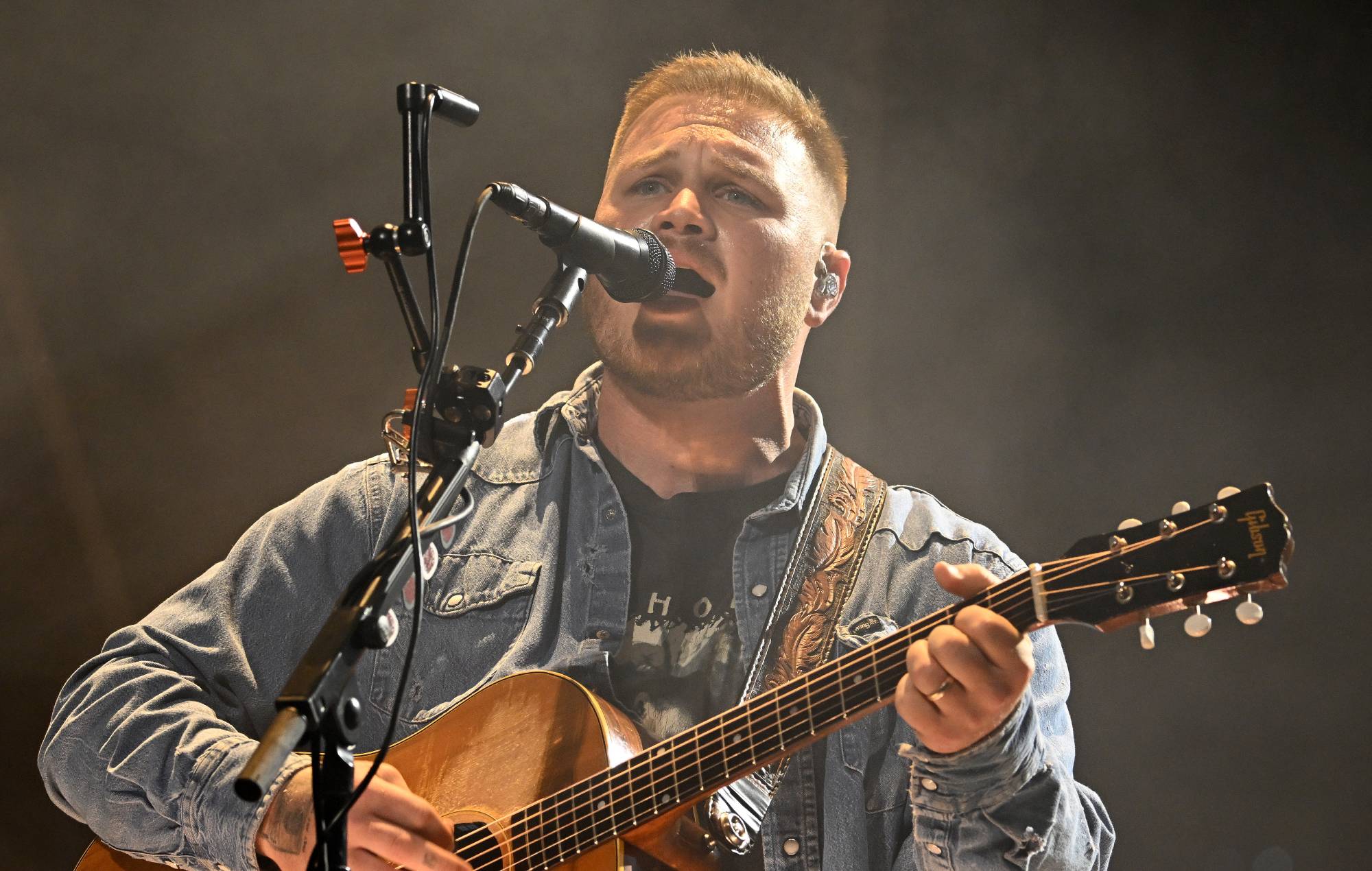 Zach Bryan porte le maillot « Free Palestine » au Gillette Stadium après la dispute entre Robert Kraft et Macklemore